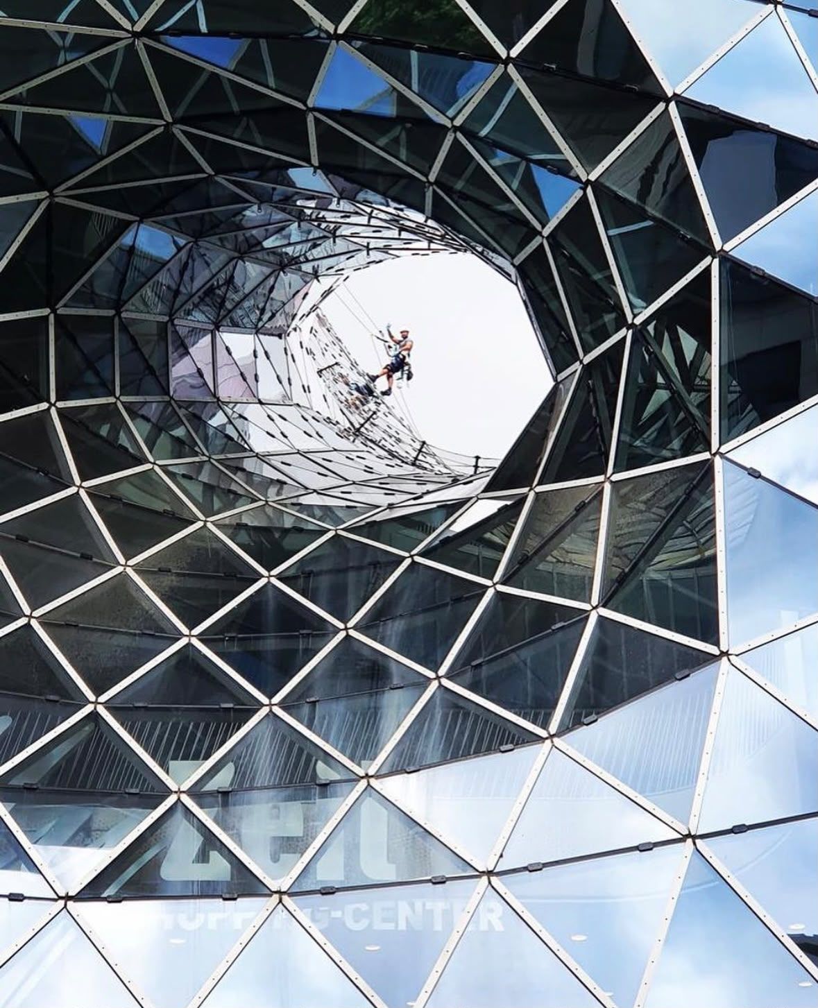 Industriekletterer bei der Glasreinigung im Glastrichter des MyZeil-Einkaufszentrums in Frankfurt