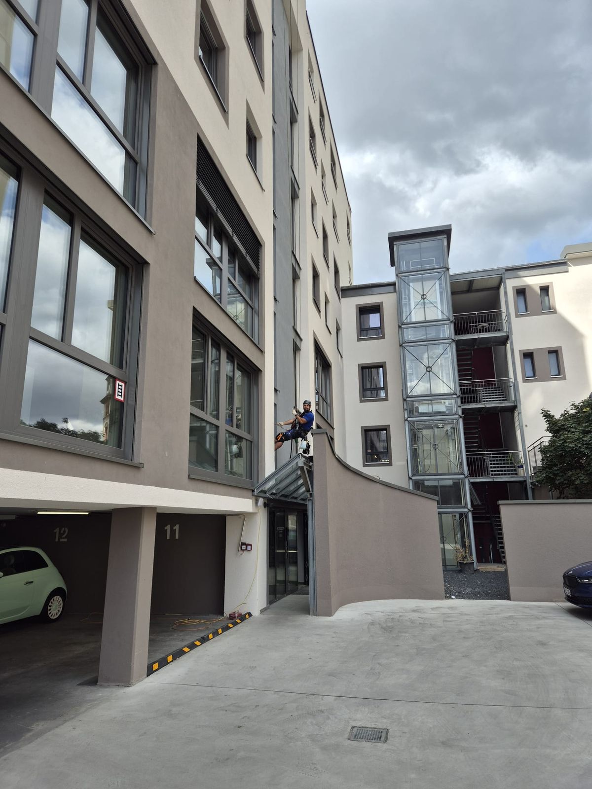 Industriekletterer bei der Fensterreinigung an einem Wohn- und Geschäftshaus